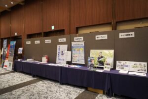 1つ前の写真を反対から撮った写真。左サイド奥にはバナースタンド右サイド手前に向けてずらりとポスター・パネルが展示されている。